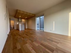 家族が集まる開放的なリビング。約18帖の大空間で毎日のお食事が楽しみです＾＾思い思いの時間を過ごしたり、家族みんなで食事をしたり、素敵な団らんの場になりますね。