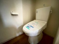 温水洗浄機付トイレです。節水機能もあるので、安心して使えますね。もちろん、1階2階の2ヶ所にトイレがあるので、忙しい朝にもゆとりができますね。