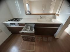 家事の時間が短縮できる食器洗浄乾燥機付。後片付けもラクラクです。 食器を洗う手間が減るので家族とのコミュニケーションの時間や自分の時間が増えますね。