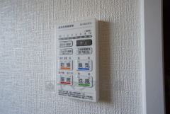浴室暖房乾燥機には、暖房、乾燥、涼風、換気の4つの機能が付いています。タイマー付きです。