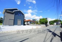 前面道路は公道東側約6.1ｍ、南側約6.3ｍ。幅広いため車の離合もスムーズです＾＾西鉄バス市立病院停徒歩4分。並列駐車4台分＾＾