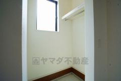 シューズインクローゼットも完備されており、玄関収納も問題ありません。棚の上にお花など飾ってインテリアも楽しめますね。