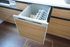 家事の時間が短縮できる食器洗浄乾燥機付。後片付けもラクラクです。 食器を洗う手間が減るので家族とのコミュニケーションの時間や自分の時間が増えますね。