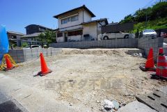 カースペースは停めやすい並列駐車2台付き。 車好きのご主人の洗車もゆったり。 角地で日当り風通し良好です＾＾