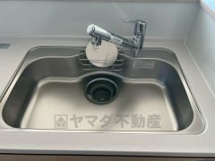 広々とした凸型シンクに洗剤ポケットを標準装備。大きなお鍋など洗いやすいです。洗剤や石鹸、スポンジもすっきりできる収納付き。
