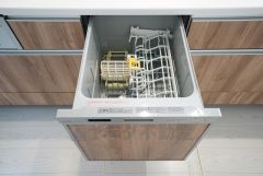 同仕様写真。食事の後の手間を解消する食器洗い乾燥機を標準装備。手洗いよりも断然節約でき、節水で自然にもやさしいです。