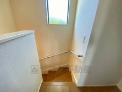 ご年配の方でも安心できる、手すり付き階段です＾＾段差も低めで設定されてますので安全性にも優れてますね＾＾