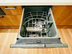 家事の時間が短縮できる食器洗浄乾燥機付。後片付けもラクラクです。 食器を洗う手間が減るので家族とのコミュニケーションの時間や自分の時間が増えますね。