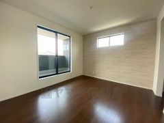 住む人のこだわりを活かす洋室＾＾日当たりがよく、寝室としての利用もおすすめ。広めのクローゼットもあり荷物もすっきり片付けれ、ゆとりのある暮らしが出来ます＾＾