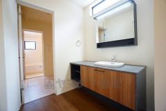 三面鏡つき洗面台。収納も一体型になっているので、ドライヤーやヘアアイロンの置き場に困りませんね。