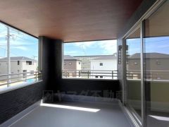 幅広のインナーバルコニーは洗濯物を守りやすく、眩しすぎる日差しも和らげます。