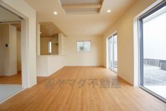 大きな窓のあるリビングは、陽光あふれる明るい空間です。居心地良く、ご家族皆がゆったり寛げる憩いの空間となりそうです。