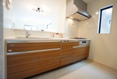 対面式カウンターキッチンでお子様の様子が見守れます。カウンタートップは耐熱性に優れており、日ごろのお掃除もふき取るだけでＯＫ。ステンレスシンクも簡単にお掃除できますよ。