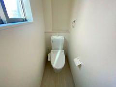 温水洗浄機付トイレです。節水機能もあるので、安心して使えますね。もちろん、1階2階の2ヶ所にトイレがあるので、忙しい朝にもゆとりができますね。