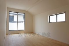 同仕様写真。暖かい日差しが差し込む洋室。たっぷり収納できるクローゼット付きでお部屋の中をすっきりと快適に保てます。