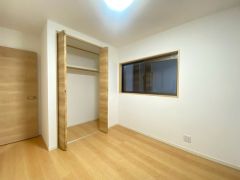 木目調のシンプルデザインで落ち着きと安らぎの空間に仕上げています。各部屋に収納が完備されているので、お荷物が多くなっても安心の設計です。