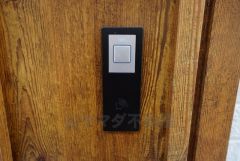 同仕様写真。かざすだけで開閉できる、タッチキー採用の玄関。お買い物帰りで、両手がふさがってきても簡単に中に入れます＾＾