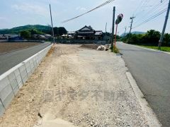 カースペースは停めやすい並列駐車4台駐車できます＾＾ 前面道路は6ｍ以上と駐車がスムーズにできます＾＾