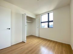 明るい洋室です。ナチュラル色のフローリングで開放的な優しい雰囲気になっています＾＾ベッドや机、ＴＶを置いてもゆとりのある広さです。