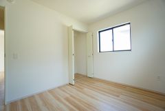 木目調のシンプルデザインで落ち着きと安らぎの空間に仕上げています。各部屋に収納が完備されているので、お荷物が多くなっても安心の設計です。
