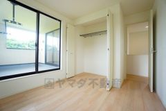 木目調のシンプルデザインで落ち着きと安らぎの空間に仕上げています。各部屋に収納が完備されているので、お荷物が多くなっても安心の設計です。