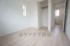 木目調のシンプルデザインで落ち着きと安らぎの空間に仕上げています。各部屋に収納が完備されているので、お荷物が多くなっても安心の設計です。