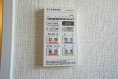 浴室暖房乾燥機付き。天候に左右されず、いつでも好きなときに洗濯物を干せるので、仕事や家事で忙しい方に重宝します。