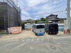 カースペース並列3台＾＾ ご夫婦で1台ずつとご友人や急な来客があっても安心です＾＾須恵スマートICまで車で約11分（3.4ｋｍ）遠出のおでかけや出勤などに便利です。