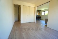 リビング隣の洋室です。