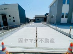 カースペースは停めやすい並列駐車4台付きで来客時も困りません＾＾ 前面道路は広々6.9ｍと駐車がスムーズ。