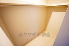 同仕様写真。ハンガーパイプ付で散らかりがちな洋服類もきれいに整理できます。使用頻度が少ないものは枕棚の上に、足元には3段ボックスを置いて、フル活用できるクローゼットです＾＾
