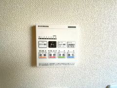 雨の日の洗濯も安心できる浴室暖房乾燥機付き浴室。リモコンで操作もボタン1つで簡単。 浴室暖房乾燥機には、暖房、乾燥、涼風、換気の4つの機能が付いています。タイマー付きです。