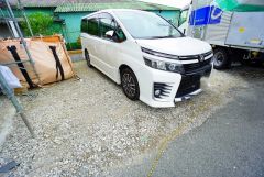 駐車スペースはゆとりある3台分を確保。マイカー用に、お客さま用に、余裕を持ってご利用いただけます。