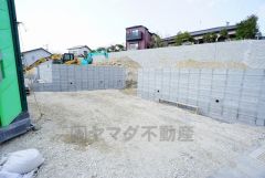 カースペースは停めやすい並列駐車2台付き。ご夫婦で1台ずつ所有できます＾＾ 前面道路は6ｍと駐車がスムーズにできます＾＾