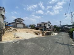 前面道路は交通量が少なく小さなお子様がいるご家庭も安心です。