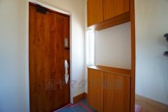 たっぷり収納できるシューズボックスです。家族全員の靴がきれいに整頓できます。棚の上にお花や写真を飾っても良いですね。