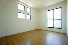 同仕様写真。住む人のこだわりを活かす洋室＾＾日当たりがよく、寝室としての利用もおすすめ。広めのクローゼットもあり荷物もすっきり片付けれ、ゆとりのある暮らしが出来ます＾＾