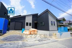 平屋＾＾敷地面積64坪以上＾＾LDK広々20.7坪。スタディカウンター・パントリー・ウォークインクローゼット有＾＾並列駐車3台＾＾西鉄バス「原田」停まで徒歩7分＾＾