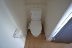 ウォシュレット付トイレです。節水機能もあるので、安心して使えますね。