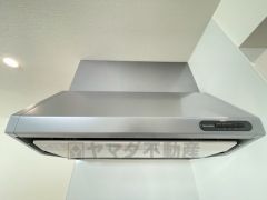 調理により発生する油煙や臭いを吸い込み、屋外へ排気してくれます。