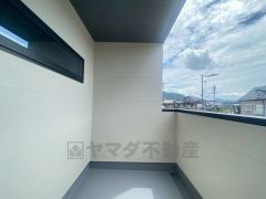 幅広のインナーバルコニーは洗濯物を守りやすく、眩しすぎる日差しも和らげます。