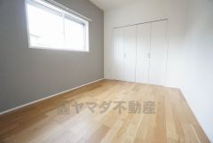 住む人のこだわりを活かす洋室＾＾日当たりがよく、寝室としての利用もおすすめ。広めのクローゼットもあり荷物もすっきり片付けれ、ゆとりのある暮らしが出来ます＾＾