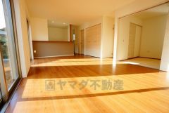 同仕様写真。対面式キッチンを中心としたリビングダイニングで家族の会話が弾みそうです。