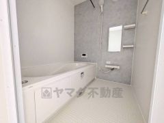 1日の疲れを癒すくつろぎのバスルーム。足を伸ばしてもゆったりと入れるサイズです。お子様と一緒にお風呂に入っても狭くないですね^^