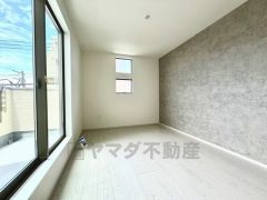 デザインクロスが2階洋室の雰囲気を上品に仕上げています。いつもと違う雰囲気のお部屋をお楽しみください。