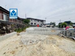 敷地面積約54坪。イオン穂波ショッピングセンターまで車で約6分。（1.9ｋｍ）ショッピングを楽しめます。コンビニ・スーパーまで徒歩6分圏内。