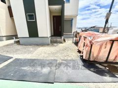 2号棟。こちらの家には停めやすい並列駐車が2台分ついてます。車好きのご主人の洗車もゆったり。ご夫婦で1台ずつ所有出来ます＾＾
