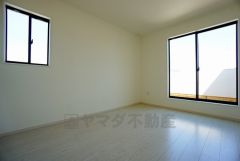 同仕様写真。ダブルクローゼット付きの洋室。