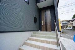 質感、使いやすさ、安全性、断熱性能を併せ持った玄関ドアです。