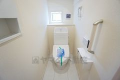 温水洗浄機付トイレです。節水機能もあるので、安心して使えますね。もちろん、1階2階の2ヶ所にトイレがあるので、忙しい朝にもゆとりができますね。